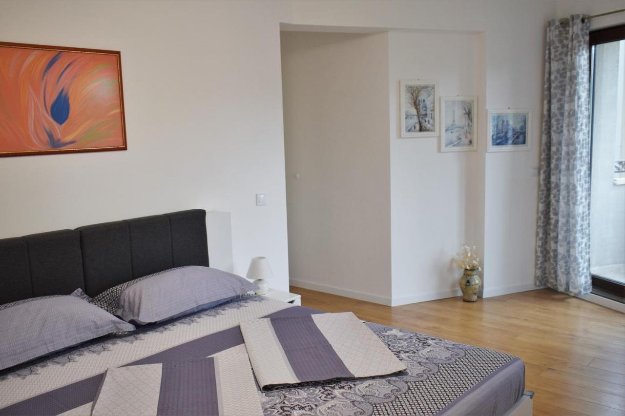 Top Center Apartment Gramophone With Private Parking Бургас Экстерьер фото